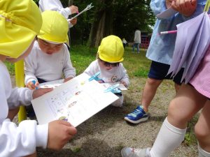 年中組は『はるさがしビンゴ』を手にやる気マンマン!の様子