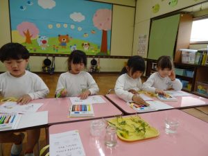 年長組さんはお部屋に戻って、図鑑に色を塗り完成ー!の様子