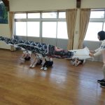 みんなで「こいのぼりさ~ん!」と呼ぶと大きな鯉のぼりが登場!の様子