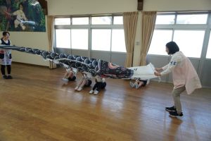 みんなで「こいのぼりさ~ん!」と呼ぶと大きな鯉のぼりが登場!の様子