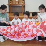 つづいてはお母さん鯉のぼり、初めての年少組さんも大喜びの様子