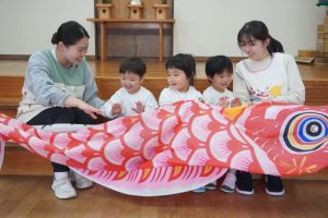 つづいてはお母さん鯉のぼり、初めての年少組さんも大喜びの様子