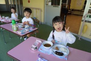 みんなで食べる給食は最高~(o^^o)の様子