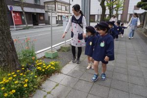 きれいなお花見つけたよの様子
