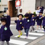 横断歩道、手を挙げて渡りますの様子