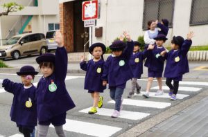 横断歩道、手を挙げて渡りますの様子