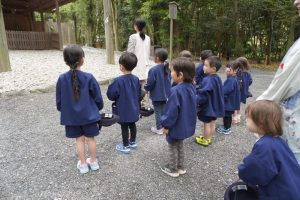 月夜見宮ではしっかりお参りをしての様子