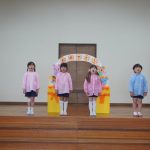 はじめに、年長組さんのご挨拶でお誕生会が始まりますの様子