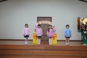 はじめに、年長組さんのご挨拶でお誕生会が始まりますの様子