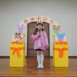 キラキラの冠をつけて自己紹介「大きくなったら”お花屋さん”になりたいです」の様子