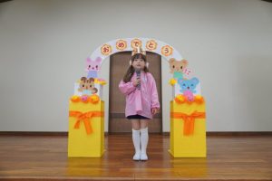 キラキラの冠をつけて自己紹介「大きくなったら”お花屋さん”になりたいです」の様子