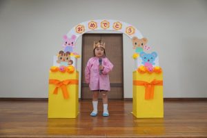 「大きくなったら”お母さん”になりたいです」年少組のお友だちもドキドキしながら舞台の上に立ちました!の様子