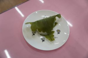 お誕生会では、おやつもいただきます。今月は…柏餅!の様子