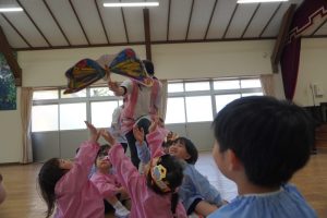 あおむしが蝶々になり、みんなのところに来てくれました。の様子