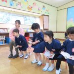 出席ノートにシールを貼るよ☆の様子