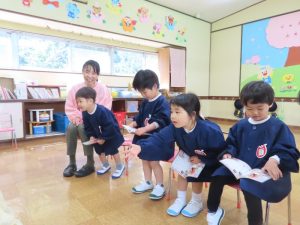 出席ノートにシールを貼るよ☆の様子