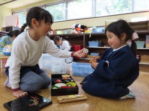 お姉さんと一緒におままごとをしたり…楽しい～！の様子