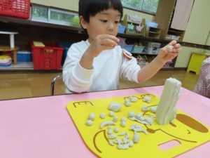 『ねんど遊び』たか～いタワー完成！！の様子
