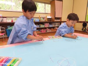 『クレヨン遊び』ピカピカのクレヨンでお絵かきの様子