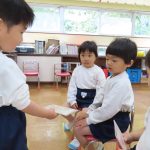 お当番さんは友だちの出席ノートを配ります!の様子