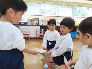 お当番さんは友だちの出席ノートを配ります！の様子
