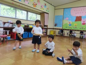 保育室にある楽器で音楽隊にへんし～ん！の様子