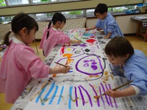 年中組さんは、みんなで大きなこいのぼり作りの様子