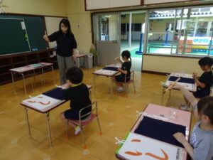 筆の持ち方を確認しての様子