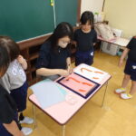 先生のお手本をしっかり見たらの様子