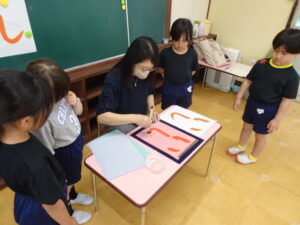 先生のお手本をしっかり見たらの様子