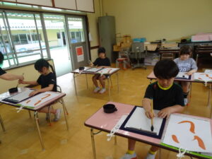 いよいよ墨汁で…丁寧にゆっくりとの様子