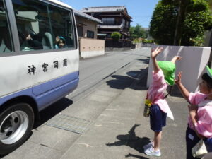 帰りもバスに乗って幼稚園に到着！ぞう組さん、またね～！の様子