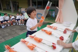 「カーネーション1本ください!」の様子