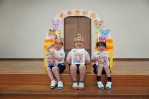 「えっ!持って帰っていいの?(^^)」と喜びいっぱいにプレゼントとカードをいただいて記念撮影の様子