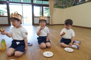 今日のおやつは『プチシュー』「おかわりある?」おいしくてもう一つ食べたくなっちゃったねの様子