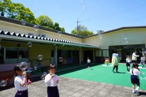 みんなのシャボン玉が青空にたくさん舞い上がりましたの様子