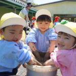 やわらかくな～れ！とみんなでしっかりこねて準備万端！！の様子