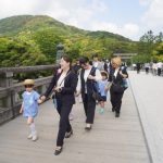 おうちの人と手を繋いで一緒に参道を歩きます♪の様子