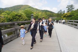 おうちの人と手を繋いで一緒に参道を歩きます♪の様子