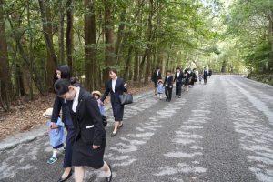 次は、正宮までもう少し...年少組さんも頑張って歩きました！の様子