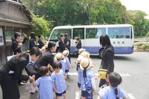 帰りもバスに乗って幼稚園へ…今日はたくさん歩いてとてもよく頑張りました！の様子