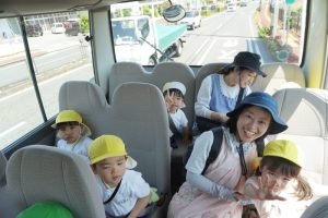 さぁバスに乗って出発~!の様子