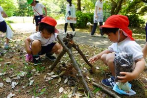 松ぼっくりや落ち葉、枝でキャンプごっこしたりの様子
