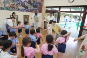 苗はどうやって持つのかな?しっかりとお話を聞いて、みんなも挑戦!の様子