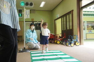横断歩道を渡る時には、しっかり手を挙げようねの様子