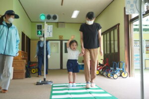 年少組さんは、お家の人と渡ったよ!上手上手!!の様子