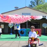 中庭で泳ぐこいのぼりと一緒に遊んだりの様子