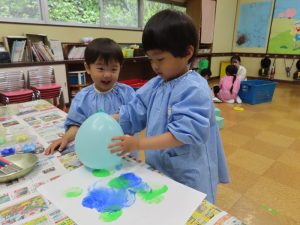 とまと組さんは、風船を使って…どんなこいのぼりができたのかな？の様子
