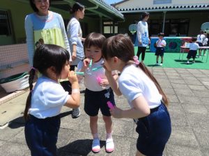 お友だちと協力して、双子、三つ子のシャボン玉を作ったり…の様子