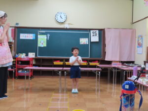 まずは、お当番さんからのご挨拶「いただきます！」の様子